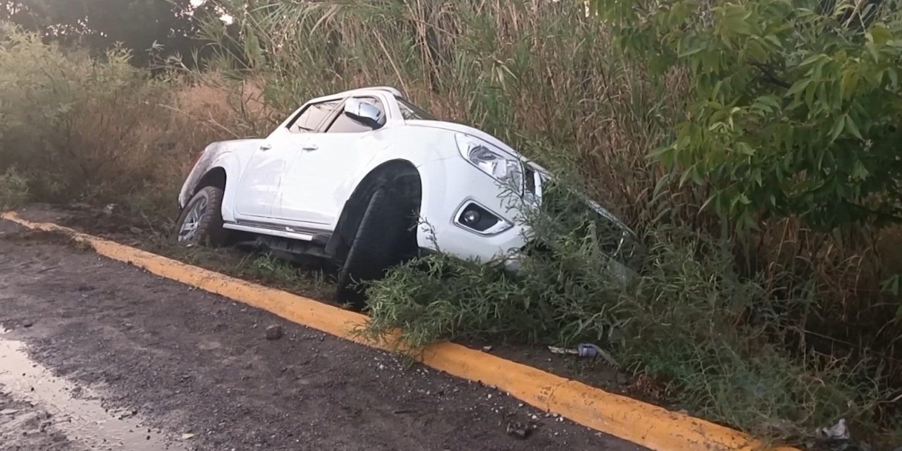 Joven conductor en aparente estado etílico cae a una acequia en Parras de la Fuente
