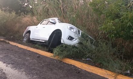 Joven conductor en aparente estado etílico cae a una acequia en Parras de la Fuente