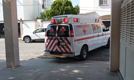Le cae grande barra de cemento a una mujer y termina en un hospital de Parras de la Fuente