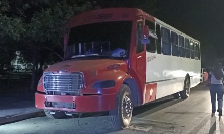 Taxistas alcanzan a conductor de transporte luego de darse a la fuga tras cometer accidente en Saltillo