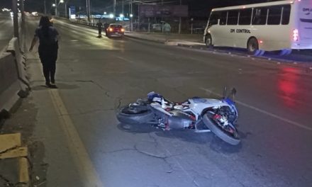 Saltillo: Pareja de motociclistas chocan y caen de la moto; uno terminó con lesiones