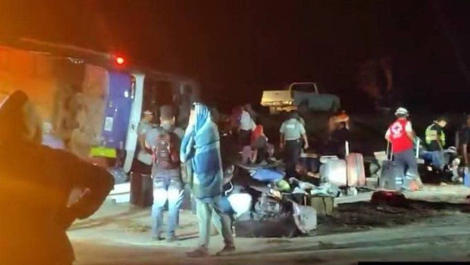 Camión que transportaba 21 persona a Matacanes en Nuevo León sufre volcadura y deja 19 lesionados