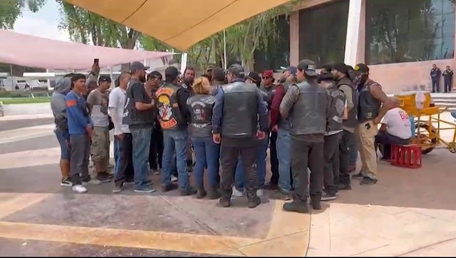 Motociclistas acuden a la alcaldía, pactan compromisos con las autoridades.