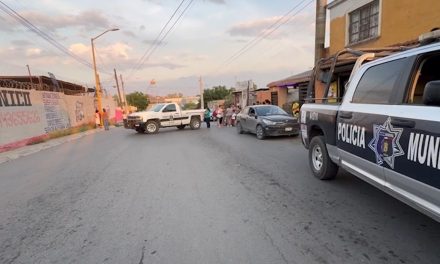 Motociclista se pasa la luz roja y termina arrollado en Saltillo