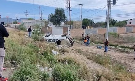 Mujer resulta lesionada tras volcadura en Ramos Arizpe