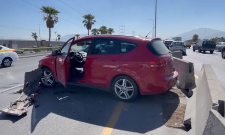 Mujer destruye su vehículo tras chocar contra muros de concreto en bulevar Fundadores