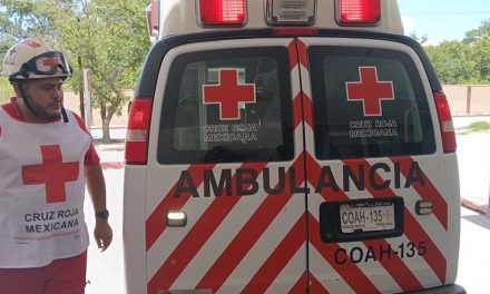 Niño se impacta en una camioneta y termina en un hospital en Parras