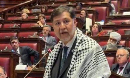 Noroña pide paz para Palestina en conferencia en Roma
