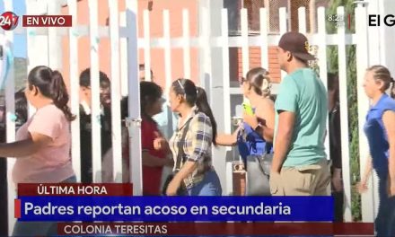 Saltillo: Padres de familia se manifiestan afuera de la Secundaria 22 por presunto acoso de directivos a algunas alumnas