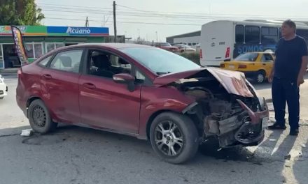 Provoca carambola al intentar ingresar a colonia en Saltillo