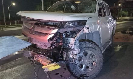 Saltillo: Puente frenó su carrera al ir a exceso de velocidad y deja desecha su camioneta