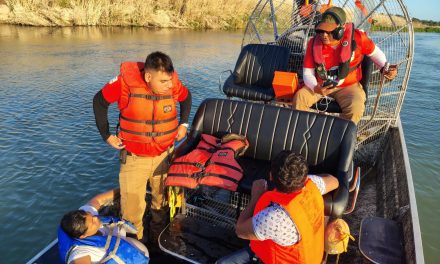 Mujer hondureña embarazada es rescatada junto a su familia en el río Bravo