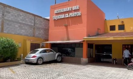 Automovilista choca contra restaurante sobre el bulevar Moctezuma
