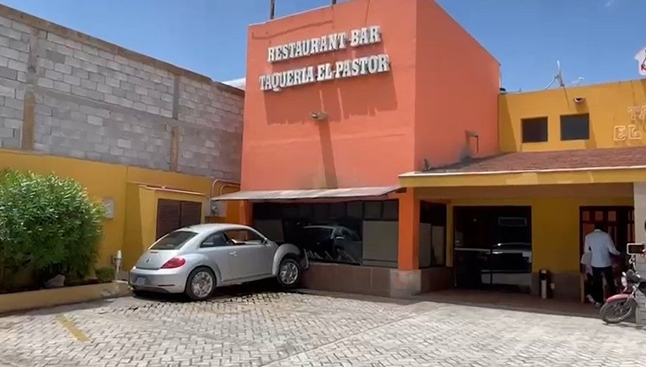 Automovilista choca contra restaurante sobre el bulevar Moctezuma