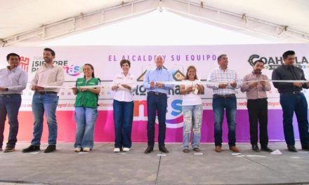 Román Cepeda entrega plaza rehabilitada en la colonia Nueva Laguna Norte