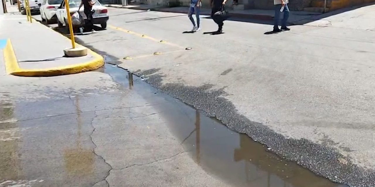 Salida del drenaje al aire libre es un foco de contaminación en Ramos Arizpe
