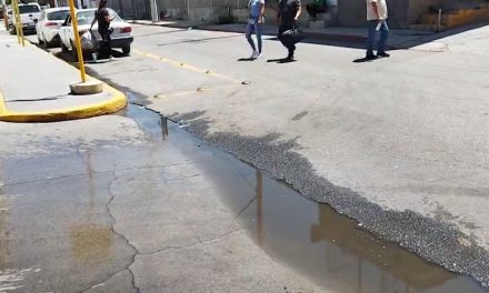 Salida del drenaje al aire libre es un foco de contaminación en Ramos Arizpe