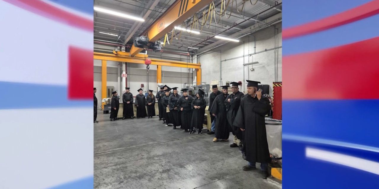 Se gradúan de bachillerato trabajadores de Empresa Rheem