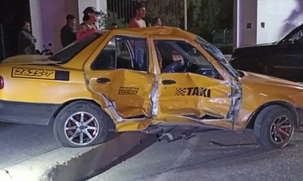 Camioneta se pasa el semáforo y se lleva taxi de corbata al sur de Saltillo