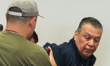 Video: Así fue como sacaron al senador de California, Alex Padilla, de conferencia de Kristi Noem en LA