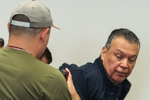Video: Así fue como sacaron al senador de California, Alex Padilla, de conferencia de Kristi Noem en LA
