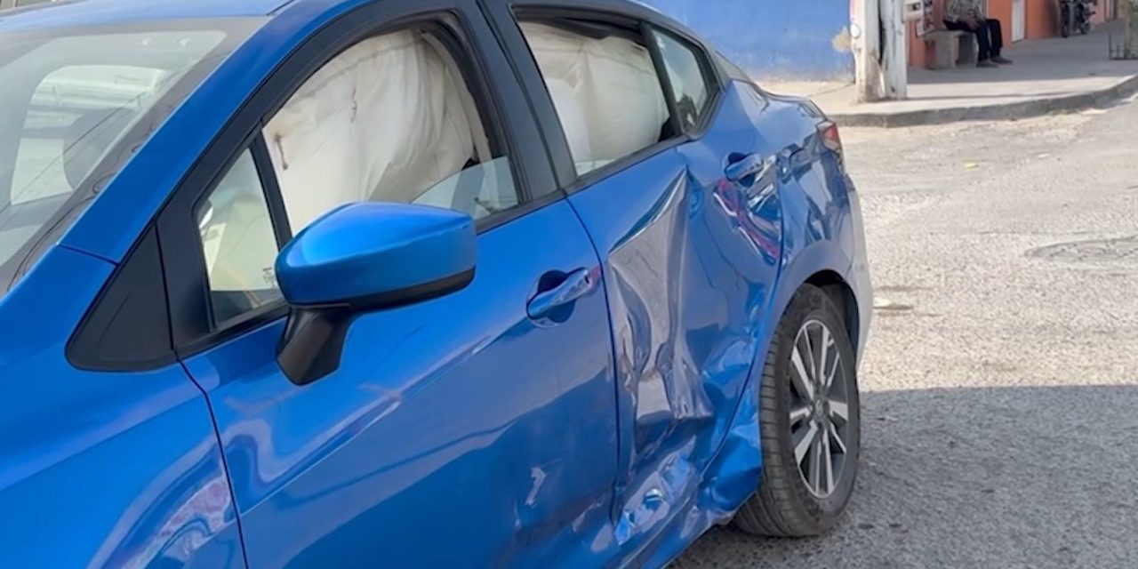 Se pasa el alto y le destruyen su vehículo en Saltillo