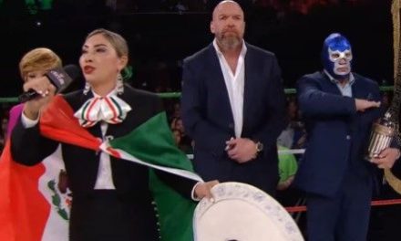 La sanción que podría recibir la cantante Deyra Barrera al equivocarse en el himno durante el evento de la AAA y la WWE