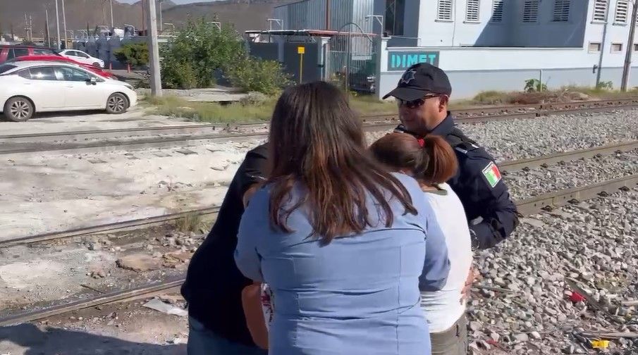 Hombre evita tragedia; rescata a una mujer en las vías del tren que tenía la intención de quitarse la vida en Saltillo