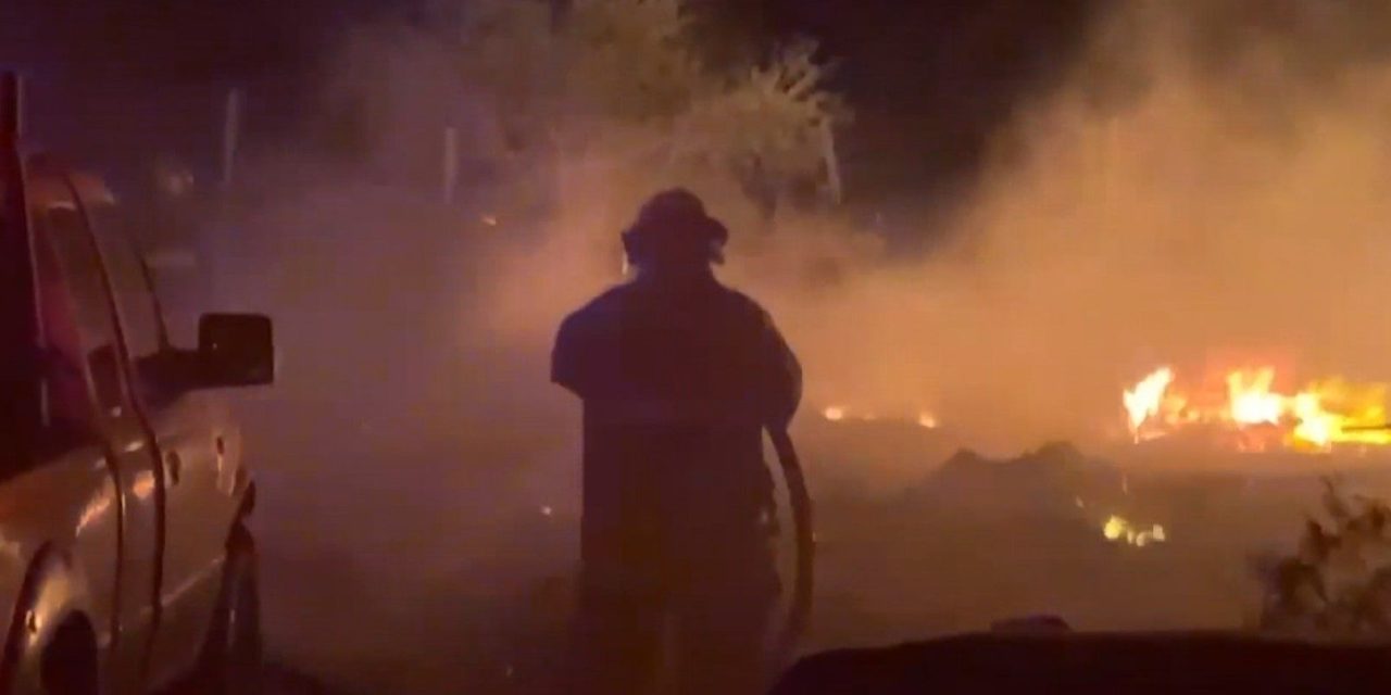 Truena transformador y genera incendio enArteaga