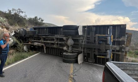 Vuelca grúa de Grúas San José en carretera Monclova