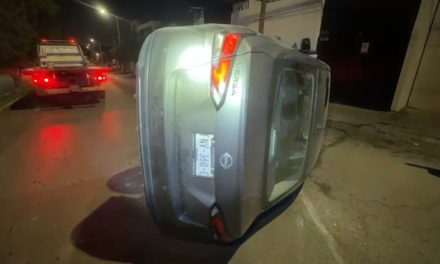 Vuelca durante la madrugada al usar un árbol de rampa