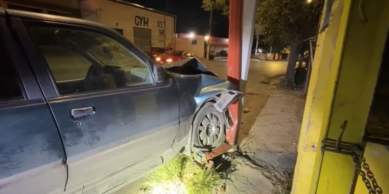 Saltillo: Huye tras chocar contra poste, dejó su camioneta abandonada