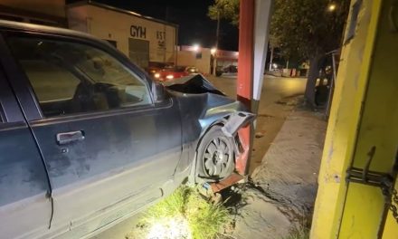 Saltillo: Huye tras chocar contra poste, dejó su camioneta abandonada