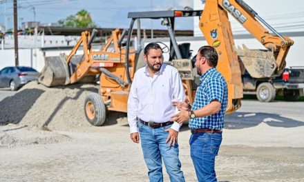 Carlos Villarreal supervisa obras en las colonias Independencia y Regina