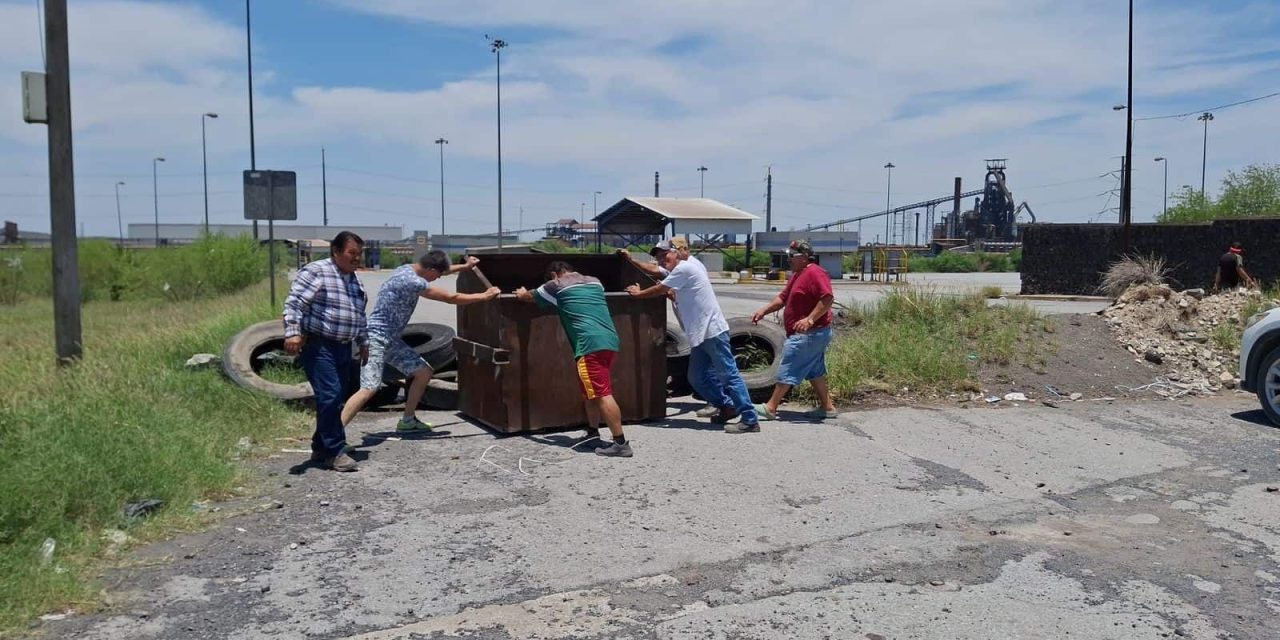 Extrabajadores de AHMSA bloquean el acceso principal de la empresa