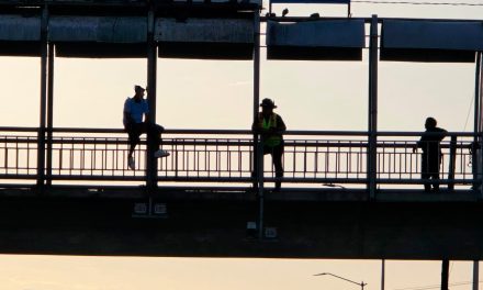 Bomberos de Saltillo rescatan a hombre en puente peatonal