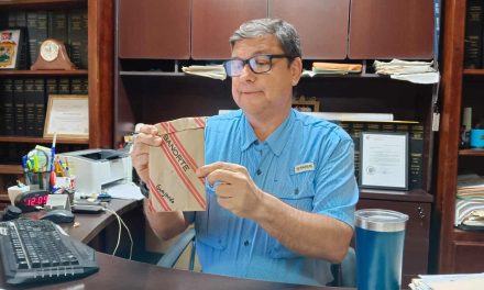 Notario entrega sobre con 25 mil pesos a su dueño