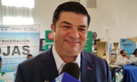 Transportistas mexicanos deben hablar inglés en Estados Unidos