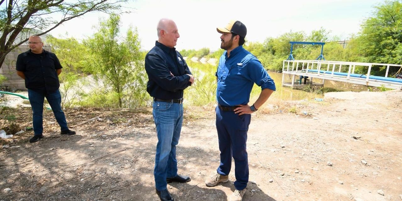 Román Cepeda supervisa la laguna de regulación de la  colonia Santiago Ramírez