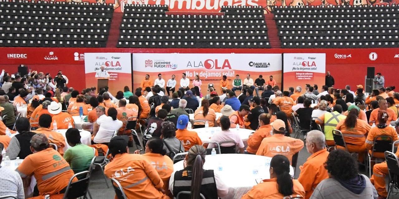 Román Cepeda entrega uniformes a trabajadores de La Ola