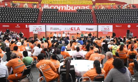 Román Cepeda entrega uniformes a trabajadores de La Ola