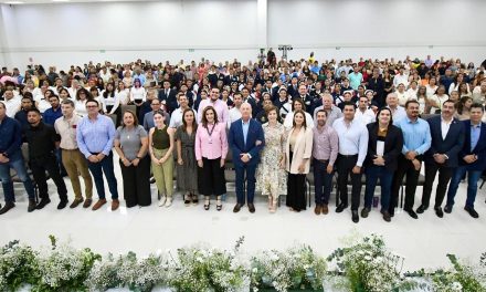 Román Cepeda preside ceremonia de graduación de alumnos