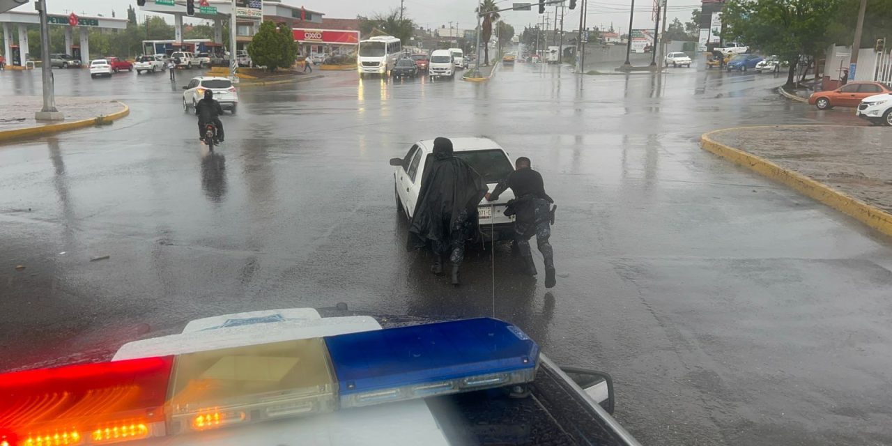 Policía de Saltillo brinda apoyo durante lluvias