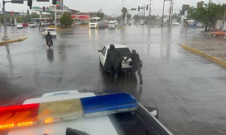 Policía de Saltillo brinda apoyo durante lluvias