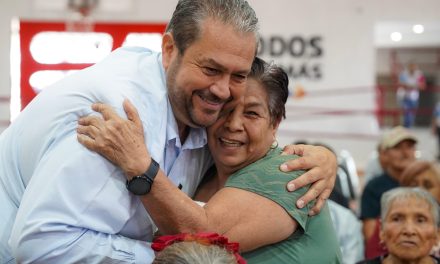Manolo Jiménez y Tomás Gutiérrez entregan despensas a grupos vulnerables