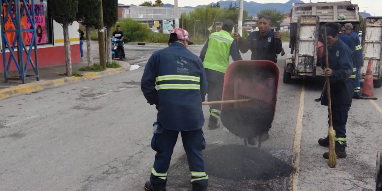 Cuadrillas municipales continúan con acciones de bacheo