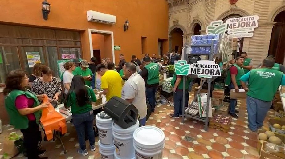 Abarrotan la Casa del Pensionado por la llegada del Mercadito Mejora