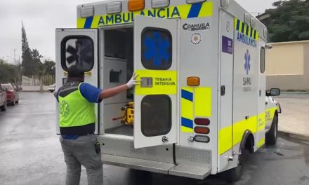 Accidente en ciudad deportiva; mujer sufre caída de resbaladero
