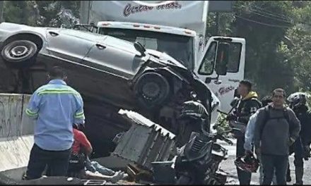 Tráiler embiste a automóvil en la México-Querétaro y provoca caos vial