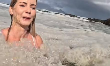 Influencer se avienta un ‘chapuzón’ en una playa y descubre que se bañaba en aguas residuales